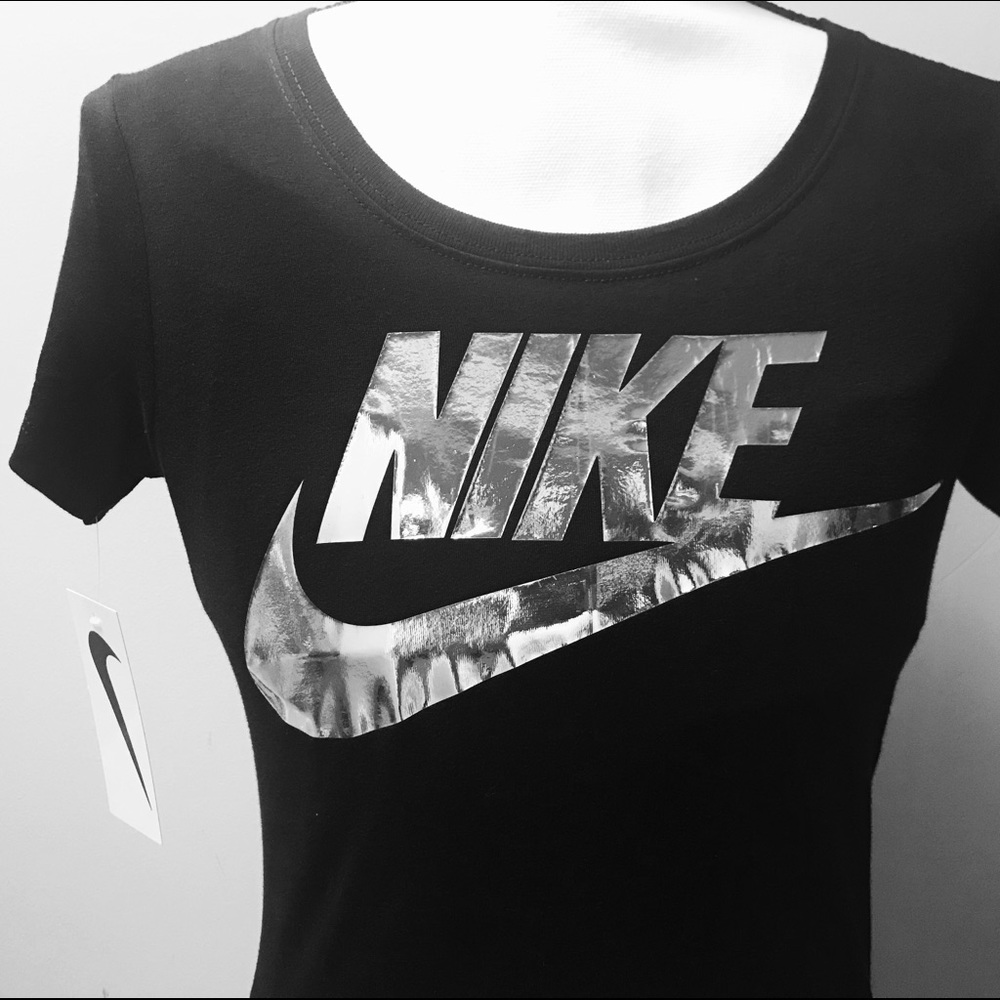 Nike women’s T-Shirt. Silver. See size chart.